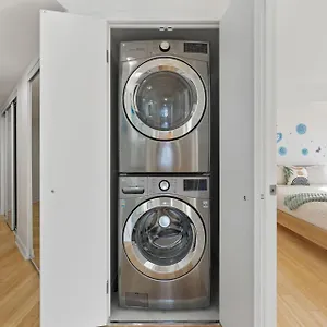 Modern 2-bedroom W Floor To Ceiling Windows Toronto